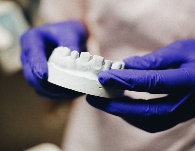 ¿Los implantes dentales duelen?